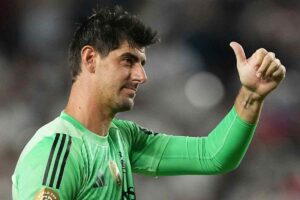 Courtois con il pollice alzato