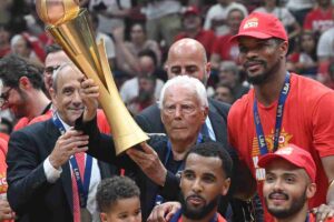 Armani con un trofeo in mano