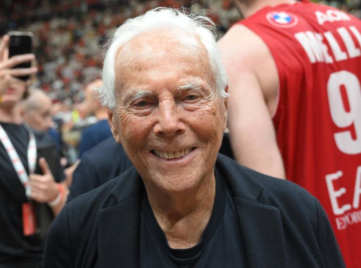 Il sorriso di Giorgio Armani in primo piano