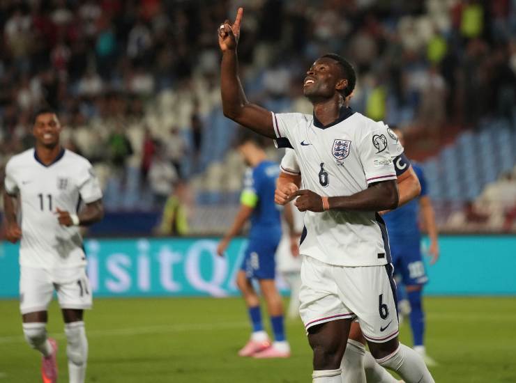 Guehi esulta dopo una rete